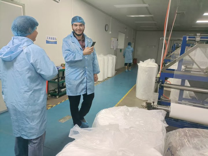 Udenrigshandels sky-nyhedsfabrik-inspektion af Mellemøstlige kunder