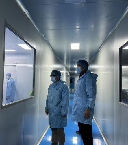 Fabriksbesøg af gæst på MEDICA-udstillingen i Tyskland; Udforskning af nye muligheder på det europæiske medicinske marked